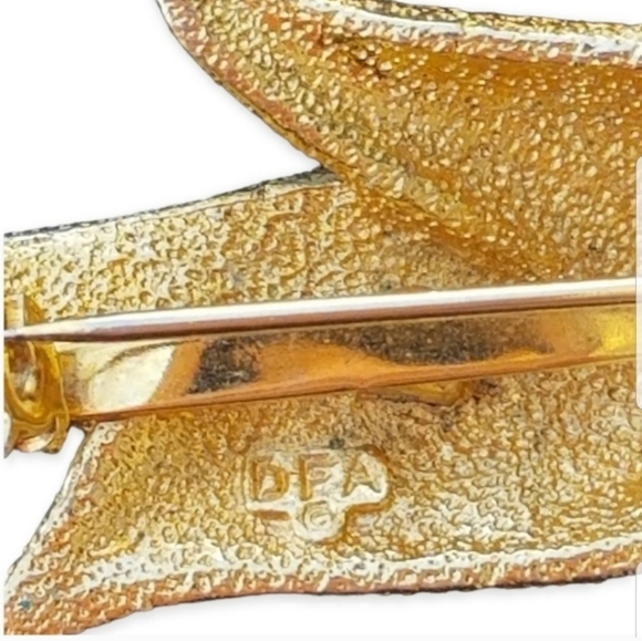 DUBARRY FIFTH AVENUE 1950S GOLDTONED TEXTURED WITH CRYSTAL EYE SWAN BROOCH - Picture 3 of 3